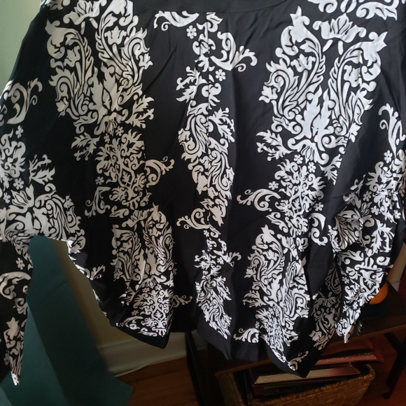 Cute black and white open shrug size small - Picture 4 of 5